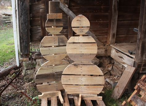 DIY Pallet Wood Snowman Diy Wood Snowman, Pallet Snowman, Pallet Wood Christmas, Wooden Snowmen, Diy Outdoor Table, Wood Snowman, Pallet Christmas Tree, Woodworking Shows, Christmas Yard Art