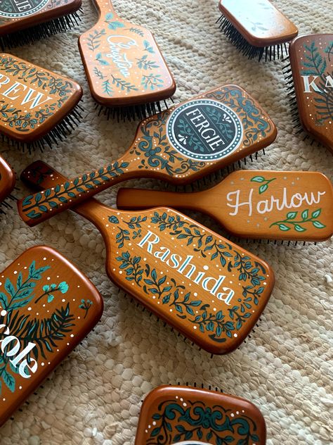 Hand-lettered customized Aveda paddle brush Painted Wooden Brush, Painted Wooden Hair Brush, Painting Hairbrushes, Hand Painted Hair Brush, Bridesmaid Gift Ideas Diy, Painted Hairbrush, Crafty Christmas Gifts, Wooden Box Crafts, Painted Brush