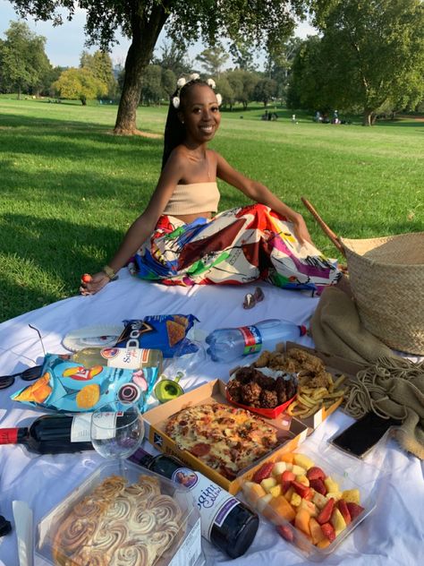 Outfit For Picnic Summer, Birthday Picnic Outfit Ideas, Cute Picnic Ideas For Couples, Nigeria Picnic Ideas, Picnic Black Women, Couple Picnic Date, Graduation Picnic Ideas, Black Picnic, Couple Picnic Ideas