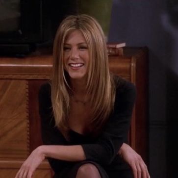 jennifer aniston rachel green friends tv show sitcom comedy pretty blonde girl soft smile Arabella Haircut, Friends Rachel Haircut, Rachel Green Straight Hair, Jennifer Aniston 90s Haircuts, Jennifer Aniston Friends Hair, Rachel From Friends Hair, Rachel Green Hair Color, Rachel Haircut Friends, Rachel Green Haircut