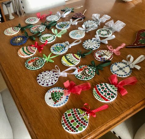 Mosaic Christmas Tree Ornaments, Mosaic Xmas Ornaments, Glass Mosaic Christmas Ornaments, Diy Mosaic Christmas Ornaments, Christmas Mosaic Art, Mosaic Ornaments Diy, Christmas Mosaic Ideas, Mosaic Projects For Beginners, Mosaic Christmas Ornaments