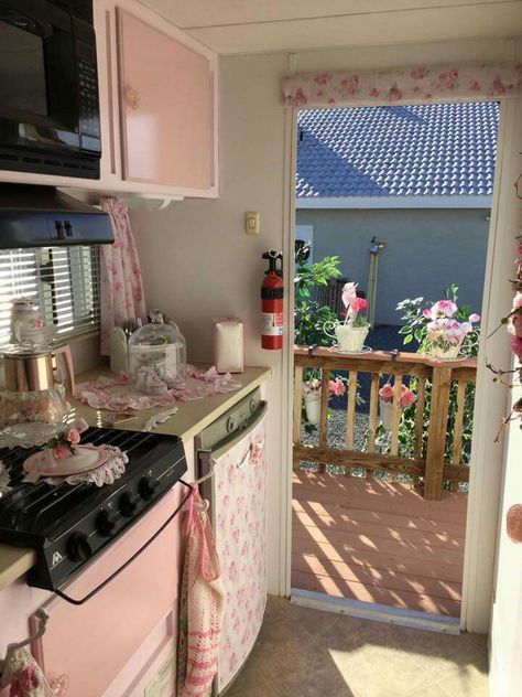 Kawaii Tiny House, Shabby Chic House Decor, She Shed House, Cabinet Makeover Kitchen, Coquette Kitchen, Cabinet Ideas Kitchen, Korean Bbq Grill, Grandma Chic, Floral House