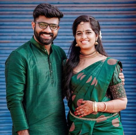 Green Saree For Engagement, Engagement Stills, Engagement Couple Dress, Bride Pic, Kerala Engagement Dress, Maharashtrian Saree, Saree Jacket Designs, Kerala Saree Blouse Designs, Engagement Dress For Bride