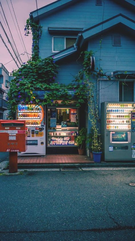 Cozy looking shop in Japan. - 9GAG Neo Tokyo, Japan Photography, Japan Street, Photographie Portrait Inspiration, Japon Illustration, Vending Machines, Aesthetic Japan, Japan Aesthetic, Japanese Aesthetic