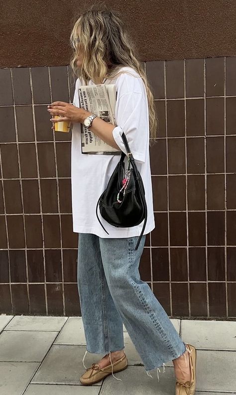 Thesaltyblonde Style, Travel Street Style, Mum Vibes Outfit, Coffee Street Style, Airy Outfits Casual, Sheer T Shirt Outfit, Casual Cute Brunch Outfits, Travel To Portugal Outfits, Mid September Outfits