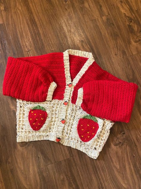 Crochet Strawberry, Cardigan Crochet, Crochet Simple, Fun Crochet Projects, Pocket Cardigan, Crochet Cardigan Pattern, Sweater Crochet Pattern, Cardigan Pattern, Crochet Art