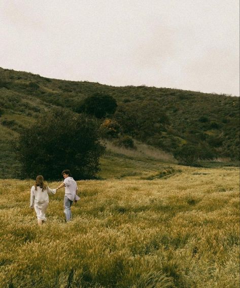 Couple Cottagecore Aesthetic, Fall Portrait Photography Couples, Engagement Photo Theme Ideas, Field Picture Ideas Couple, Fall Photoshoot Mountains, Artsy Engagement Photoshoot, Grassy Field Photoshoot Couple, Wholesome Engagement Photos, Engagement Photos Open Field