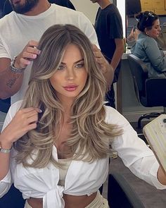 https://pin.it/3ny2pmlaY Dimensional Blonde On Brown Hair, Wispy Bangs Hairstyles, Ash Blonde Hair Balayage, Rambut Brunette, Color Balayage, Brown Hair Inspo, Brunette Hair With Highlights, Bangs Hairstyles, Balayage Blonde