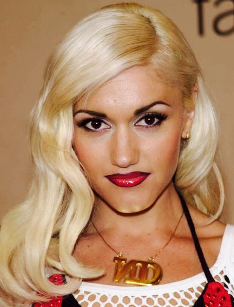 Young Gwen Stefani, 2000s Makeup Trends, Gwen Stefani Makeup, Gwen And Blake, Hollaback Girl, Dark Lipstick, Minimal Makeup, Fresh Skin, Vanity Fair Oscar Party