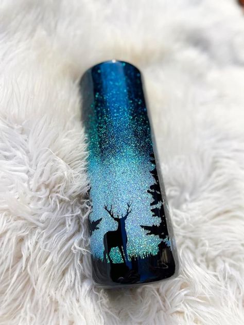 Black Base Tumbler Ideas, Lake Tumbler Ideas, Blue Tumbler Ideas, Resin Cups Ideas, Xmas Tumblers, Tumbler Cups Ideas, Unique Tumbler Designs, Epoxy Tumbler Ideas, Tumbler Cup Designs