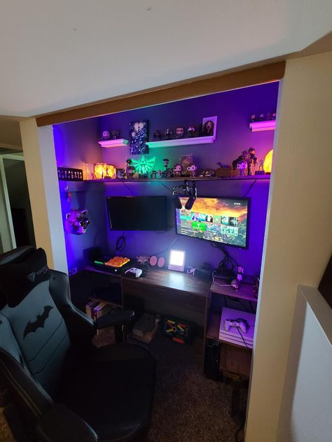 Gamer Room Shelving Ideas, Gamer Closet Ideas, Closet Gamer Setup, Bedroom Ideas With Desk Area, Closet Streaming Setup, Small Closet Gaming Setup, Closet Gaming Desk, Pc Setup In Closet, Gaming Desk In Closet Ideas