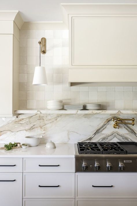 Quartz Shelf, Marble Tile Kitchen, Kitchen Quartz, Dreamy Kitchens, Stone Backsplash Kitchen, Traditional Kitchens, White Kitchen Backsplash, Dream Kitchens Design, Kitchen Things