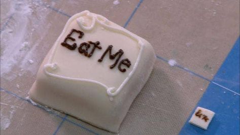 See how the enticing Eat Me cakes in Alice in Wonderland were made. Chandelier Cake, Alice In Wonderland Cakes, Alice In Wonderland Aesthetic, Eat Me, Crab Cakes, Cute Cakes, Cute Food, Cake Designs, Cake Stand