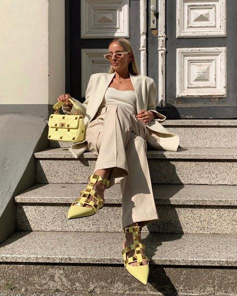 Yellow Bag Outfit, Milan Outfits, Model Off Duty Aesthetic, Inspi Outfit, Accessories Matching, Leonie Hanne, Valentino Garavani Shoes, Shoes Bag, Style Inspiration Fall