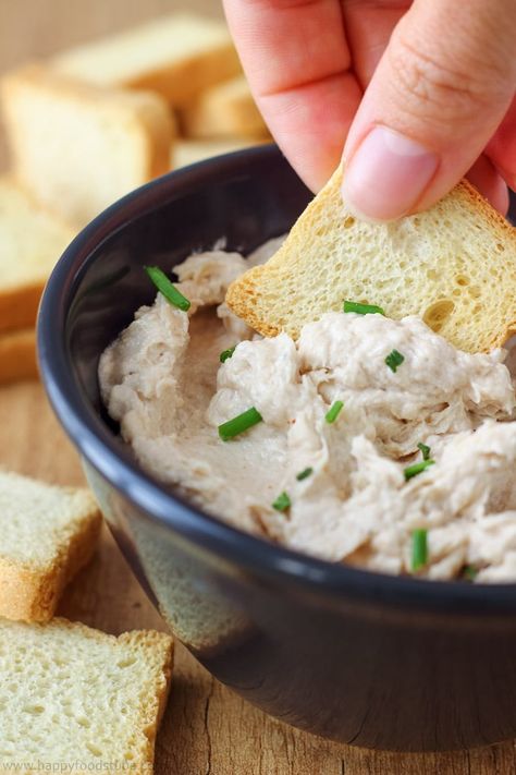 Easy to make Tuna Mousse Dip and Appetizers. Looking for easy party food ideas. This bite size tuna appetizers are quick and easy to make. Only 5 ingredients and ready in 15 minutes. How to make tuna mousse. #tuna #appetizers #dip #partyfood #fingerfood #tunadip #bitesize #canapes Tuna Mousse Recipe, Tuna Mousse, Tuna Appetizer, Tuna Dip, How To Make Tuna, Joe And The Juice, Bite Size Appetizers, Easy Party Food, Creole Recipes