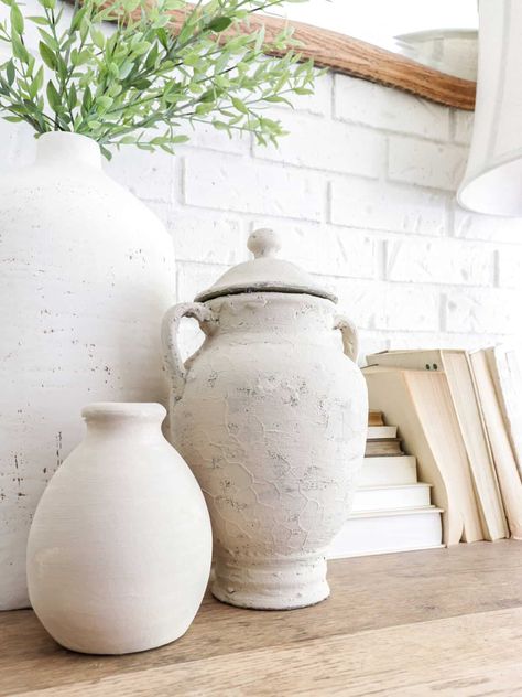 Do you have old ceramic vases around that no longer fit your style? These DIY textured painted ceramics are a great idea to consider. Ceramic Vases Diy, Diy Painted Vases, Leaf Art Diy, Painted Ceramics, Old Vases, Leftover Paint, Ceramic Urn, Rustic Pottery, Diy Chandelier