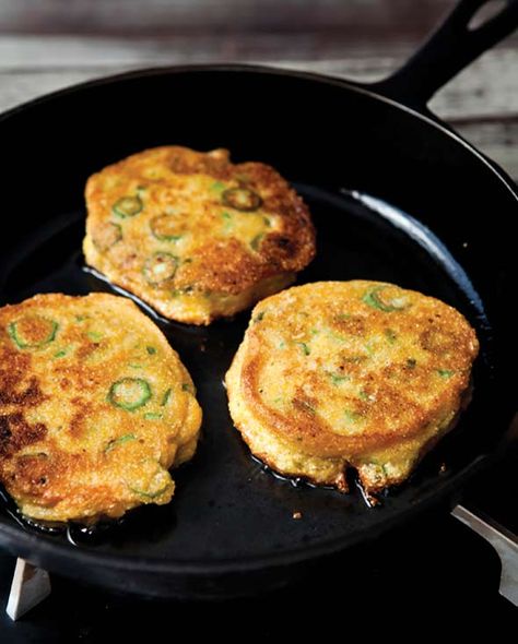 Okra Cornmeal Cakes Recipe | Leite's Culinaria Cornmeal Cake Recipe, Cornmeal Cakes, Okra Recipes, Southern Cooking, Veggie Dishes, Okra, Southern Recipes, Vegetable Dishes, Veggie Recipes