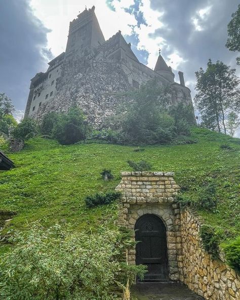 Draculas Castle Romania Inside, Transylvania Romania Dracula, Transylvania Romania Aesthetic, Romania Vampire, Transylvania Aesthetic, Draculas Castle Romania, Castle Vampire, Romania Mountains, Storm Witch