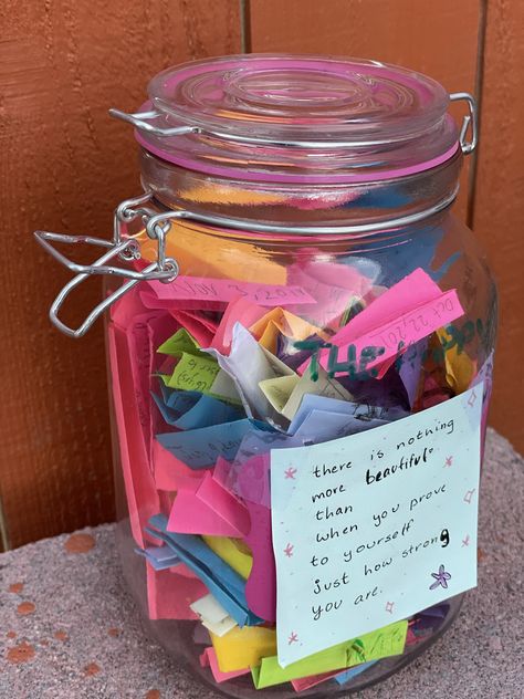 A happiness jar is nothing but a jar, filled with moments of gratitude, memories worth remembering, motivation for a future you, etc. Encouragement Jar, Happiness Jar, 365 Jar, Jar Of Notes, Happy Jar, Memory Jar, Drinking Jars, Happy Notes, Hoco Proposals Ideas