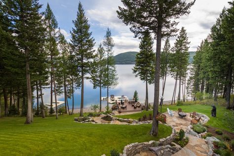 Julia Roberts’s Former Montana Lake House Is Selling for $12 Million Photos | Architectural Digest Lake House Backyard, Lake Landscaping, Montana Lakes, Backyard Views, Lakeside Living, Lakefront Property, House Backyard, House Yard, Lakefront Homes