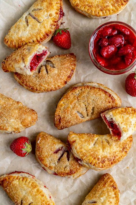 Fruit Hand Pies, Strawberry Hand Pies, Hand Pie Recipes, Fried Pies, Hand Pie, Roasted Strawberries, Pies Maker, Sweet Fruit, Stay At Home Moms