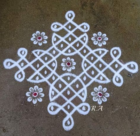 Kollam Muggu Designs, Muggu Designs, Simple Kolam Designs, Simple Rangoli With Dots, Rangoli Designs Videos, Melikala Muggulu, Dot Kolam, Kambi Kolam, Pattern Design Drawing