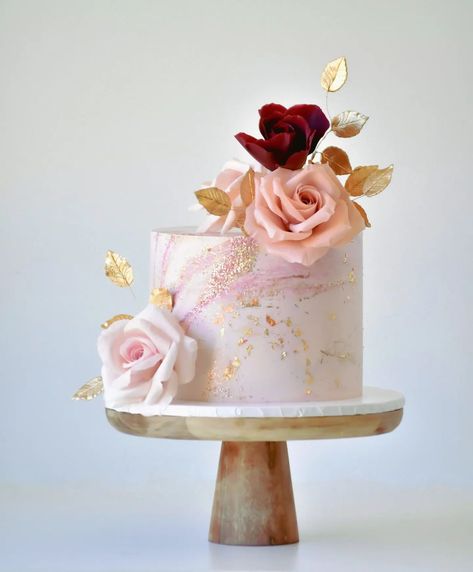 Garth Fielding on Instagram: “Gold textures and blush 🤎🤍 #cake #cakedecorating #cakes #birthdaycake #chocolate #food #sugarroses #cakesofinstagram #birthday #cakedesign…” Rose Gold Cake Decorating Ideas, 50th Birthday Cake Rose Gold And Black, 30th Birthday Rose Gold Theme, Small Rose Gold Cake, Rose Gold And Pink Cake, Pink White Gold Cake, Blush Birthday Cake, Rose Gold Cake Ideas Birthday, Rose Gold Cake Birthday