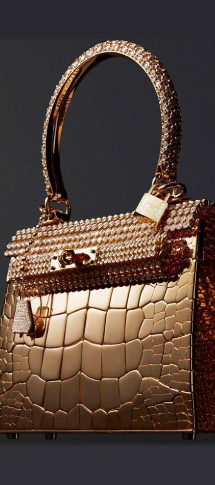 Hermès Kelly sac-bijou in rose gold and 1,160 diamonds at 33.94ct! #Lady #Multi-Millionairess enjoys the luxuries in life - #Luxurydotcom Gold Purse, Handbag Heaven, Beautiful Handbags, Hermes Handbags, Hermes Bags, Handbag Shoes, Arm Candy, Hand Bags, Carolina Herrera