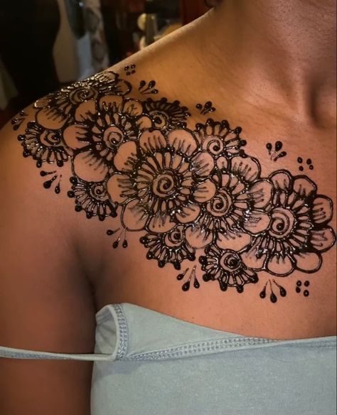 Chest Henna Designs Simple, Henna Designs Neck And Shoulder, Henna Chest Design, Henna Designs Dark Skin, Henna Neck Design, Shoulder Henna Designs, Henna Shoulder Tattoo, Henna Chest Tattoo, Henna Designs Chest