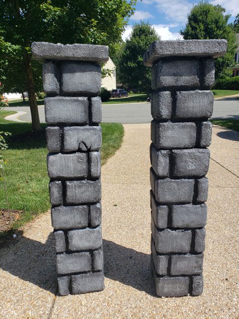 Halloween cemetery columns diy. Photo credit: Gil Carrera (Facebook) Halloween Cemetery Columns Diy, Cemetery Columns, Diy Halloween Props, Halloween Cemetery, Halloween Haunted House Decorations, Scary Halloween Decorations Diy, Outdoor Decoration Ideas, Halloween Decorations Diy, Haunted House Decorations