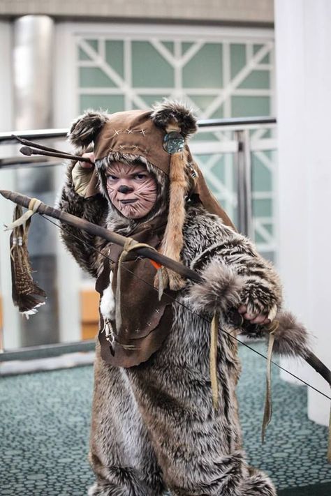 Awesome ewok cosplay. Bow and arrows. Face paint. Ewoks Star Wars, Ewok Costume, Disfraz Star Wars, Star Wars Ewok, Scarecrow Makeup, Funny Cosplay, Vanellope Von Schweetz, Star Wars Halloween, Diy Kostüm