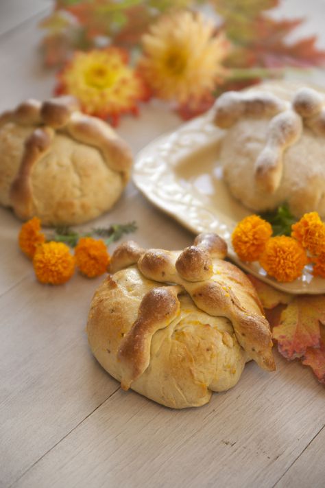 Pan De Muerto - Bread of the Dead. A traditional dish for Dia de los Muertos (Day of the Dead - celebrating the lives of those who have passed away. Nov. 2) Dough and strips on top represent bones and skull. Made with an orange extract and orange glaze. Eaten or left at gravesite or on altar. Day Of The Dead Bread, Biscuits Buttermilk, Bread Of The Dead, Mexican Holiday, Buttermilk Biscuits, Delicious Bread, Dough Recipe, Loaf Bread, Online Food