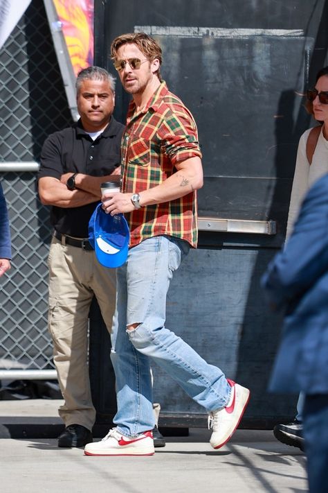 ryan gosling 2024 Ryan Gosling Casual Outfits, Ryan Gosling Street Style, Ryan Gosling 2024, Ryan Gosling Outfits, Ryan Gosling Fall Guy, Ryan Gosling Wallpaper, Weekend Fits, Ryan Gosling Style, Blonde Baby Boy