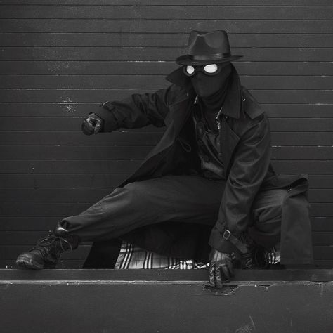 Noir Spiderman Cosplay, All Black Motorcycle Outfit, Spider Man Noir Costume Diy, Spider Noir Costume, Spider Man Noir Aesthetic, Spidernoir Cosplay, Spider Man Noir Cosplay, Men’s Cosplay, Noir Outfit Men