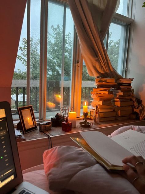 Reading Cozy Aesthetic, Cozy Fall Study Aesthetic, Quiet Room Aesthetic, Bedroom With Books Aesthetic, Cozy Room Fall, Cozy Summer Room, Room Inspo Fall, Room Inspo Books, Nia Core Aesthetic