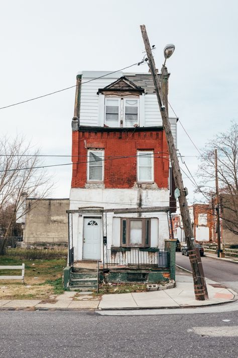 The abandoned homes of Philadelphia: Austin Hodges documents houses left to rot Derelict Buildings, Abandoned Homes, Building Photography, Watercolor Architecture, House Sketch, Abandoned House, Colourful Buildings, Interesting Buildings, House Drawing