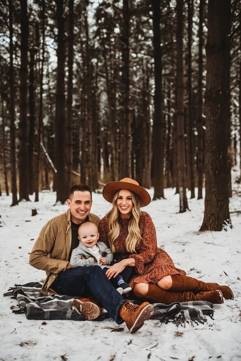 peoria IL family photos-family sits in snow with tall trees Cute Winter Family Picture Ideas, Cold Family Photoshoot, Winter Family Photos In Snow, Christmas Family Photos Snow, Family Photos Snow Outdoor, Christmas Photos With Baby Family, Family Photos In Winter, Family Christmas Pictures Snow, Outdoor Winter Photos