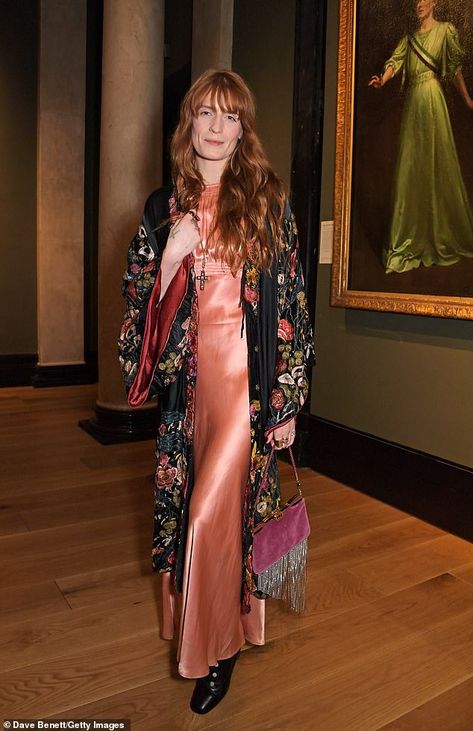 Florence Welch Style, Florence Fashion, Look Boho Chic, Pink Satin Dress, Florence Welch, Short Summer Dresses, Hippie Outfits, Estilo Boho, Satin Dress