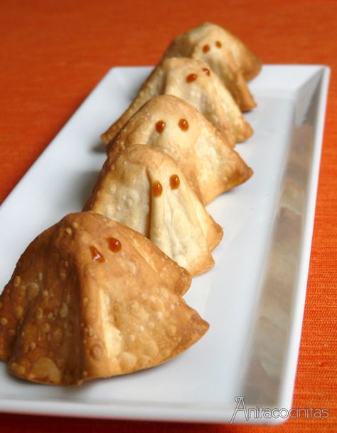 Seguimos con las recetas para Halloween . Hoy tocan unos fantasmas muy divertidos hechos con oblea de empanadilla. Son muy fáciles y... Menu Halloween, Recetas Halloween, Halloween Breakfast, Spooky Food, Easy Halloween Food, Breakfast Bites, Holiday Snacks, Tapas Bar, Halloween 2022