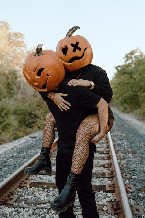 Fun | Scary | Halloween Couples Photoshoot | San Antonio, Texas | Pumpkin Heads | Ghost | Costume Ideas. Photos by Andrea Jang Photo Spooky Pumpkin Photoshoot, Halloween Pumpkin Head Photoshoot Couple, Halloween Pictures Photography Friends, Fall Halloween Photoshoot, Spooky Season Couple Pictures, November Photoshoot Ideas Couple, Couple Halloween Photoshoot Ideas, Halloween Boudier Pics Scream, Spooky Halloween Couple Photoshoot