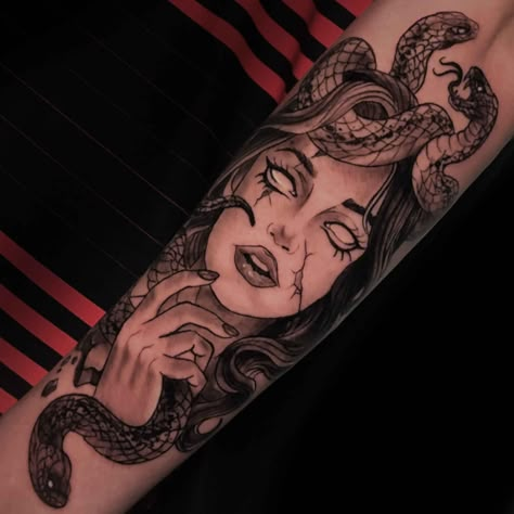 Agenda Aberta para tatuar: Artistas com a Agenda Aberta - Blog Tattoo2me Medusa Shin Tattoo, Me As A Tattoo, Desenho Medusa Tattoo, Tattoo Medusa Feminina, Medusa Tattoo Design For Men, Medusa Half Sleeve Tattoo, Scary Medusa Tattoo, Hamstring Tattoo, Unique Medusa Tattoo