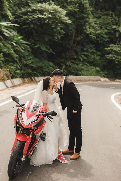 Save The Date Motorcycle Photo Ideas, Wedding Motorbike, Motorcycle Wedding Ideas, Motorcycle Couple Photography, Wedding Ride, Motorcycle Wedding Pictures, Wedding Bike, Wedding Motorcycle, Car Themed Wedding