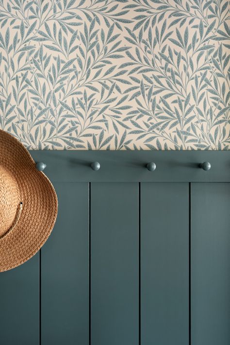 Lambriseringen Gang, Dream Home Makeover, Hallway Panelling, Wallpaper Hallway, Hallway Wallpaper, Panel Ideas, The Shade Store, Favorite Wallpaper, Morris Wallpapers