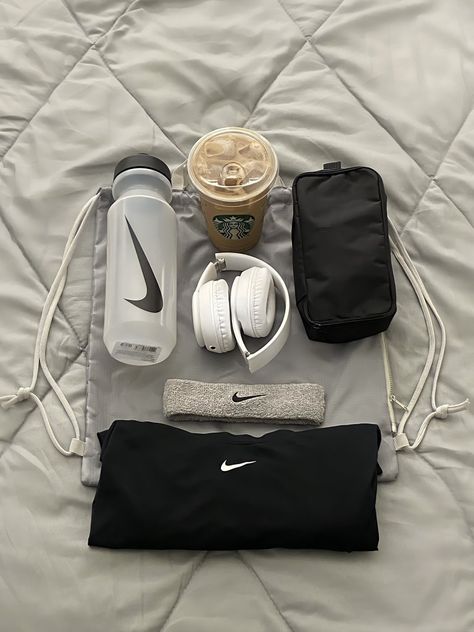 Gym Supplies, Gym Bag Essentials, Fitness Vision Board, Foto Top, Summer Body Workouts, Gym Aesthetic, Gym Photos, Airpods Max, Sports Aesthetic