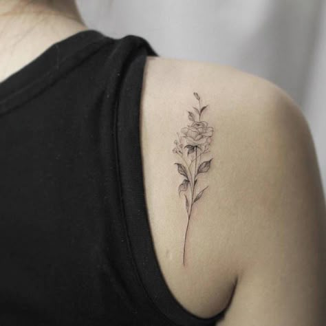 tatouage-rose-très-fin-épaule-femme Linear Tattoos, Blade Tattoo, Small Tattoo Placement, Shoulder Blade Tattoo, Skeleton Hand Tattoos, Flower Tattoo Shoulder, Back Of Shoulder Tattoo, Shoulder Tattoos, Music Tattoos