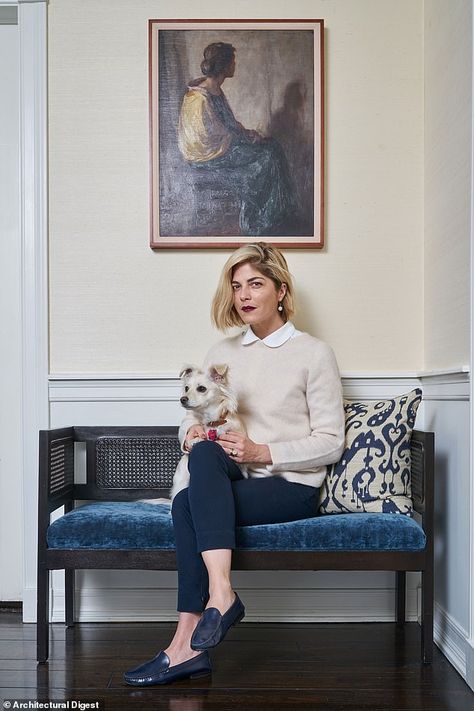 Welcome: Selma Blair opens the door of her 1950s Cape Cod–style home in Studio City, LA, t... Selma Blair Hair, Selma Blair Style, Cape Cod House Interior, Preppy Home, Cape Cod Style Home, Blair House, Cape Cod Cottage, Preppy Decor, Cape Cod Style House