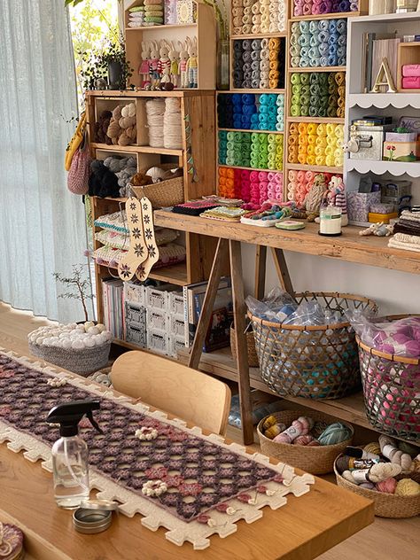 Knitting Corner Room, Knitting Room Organization, Knitting Home Decor, Crochet Room Organization, Knitting Workspace, Knitting Organization Ideas, Knitting Room Ideas, Crochet Shop Ideas, Crochet Craft Room