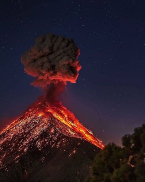 Nature Every Angle on Instagram: “Volcán de Fuego, Guatemala🌋 . Photo credit: @davidrojasgtfoto” Earth On Fire, Erupting Volcano, Active Volcano, Beautiful Travel Destinations, Central America, Volcano, Guatemala, Photo Credit, Mother Nature