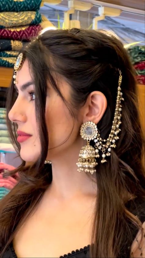 Earring With Hair Chain Indian, Sahara Jhumka Hairstyle, Earchain Indian Hairstyle, Sahara Hairstyle, Bahubali Earrings Hairstyle, Ear Chain Hairstyle, Hairstyles With Sahara Earrings, Sahara Earrings Hairstyle, Desi Necklace