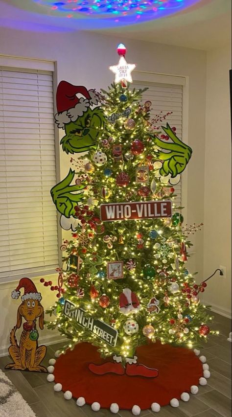 The Grinch Christmas Tree, Christmas Tree Inspo, Jul Mad, Grinch Decorations, Grinch Trees, Grinch Christmas Party, Whoville Christmas, Themed Christmas Tree, The Grinch Christmas